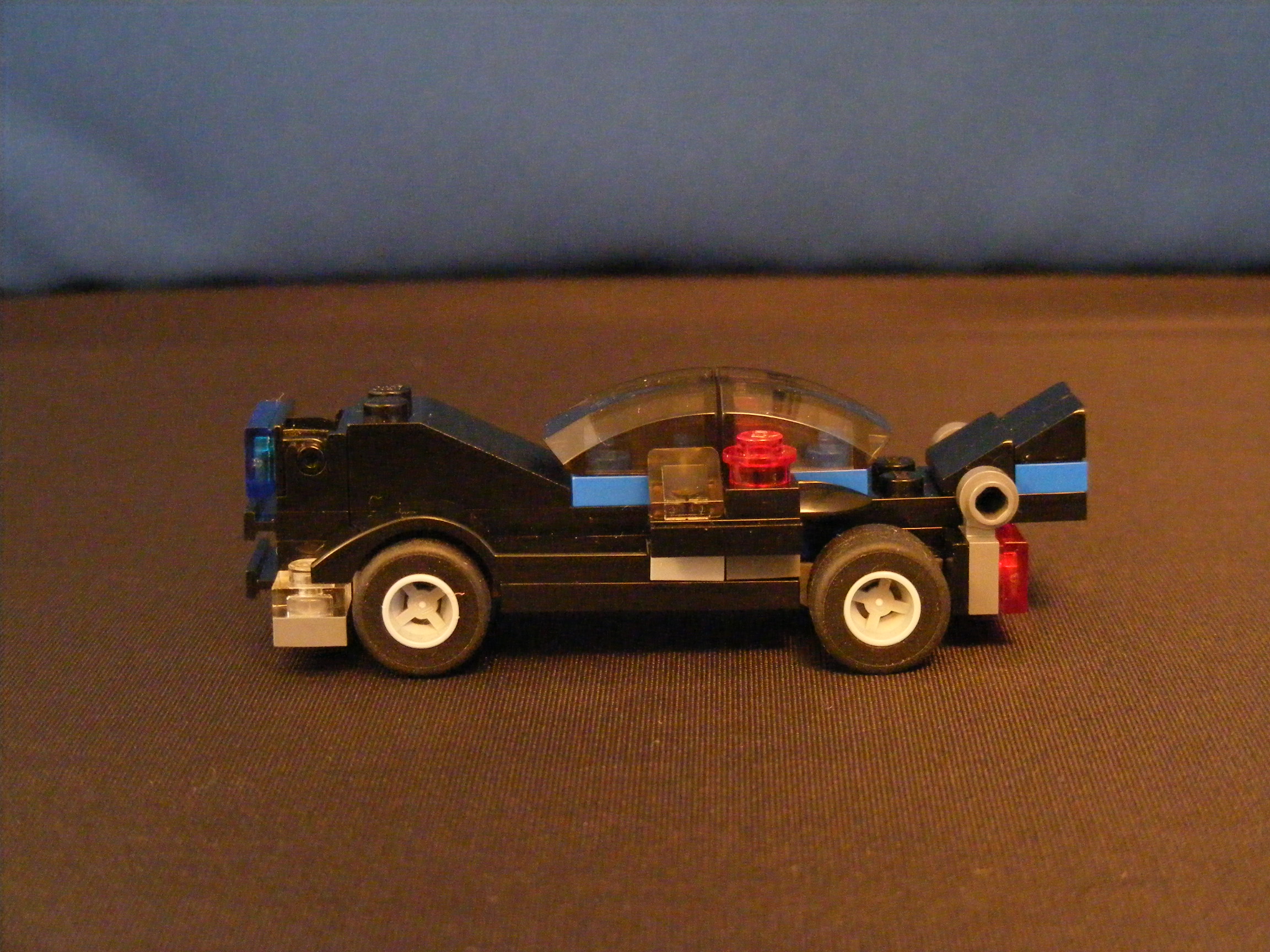 http://www.brickshelf.com/gallery/ZoefDeHaas/Batman/Vehicles/mini_batmobile_001.jpg