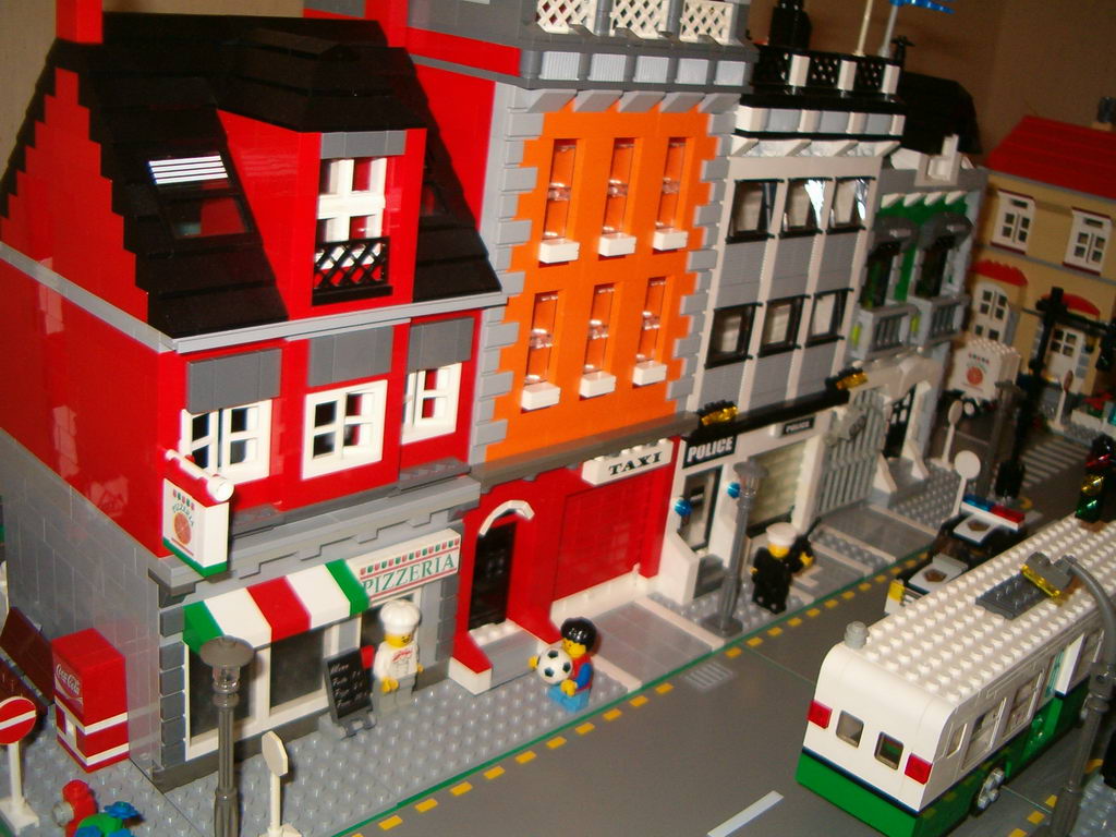 Rue de la Gare - LEGO Town - Eurobricks Forums