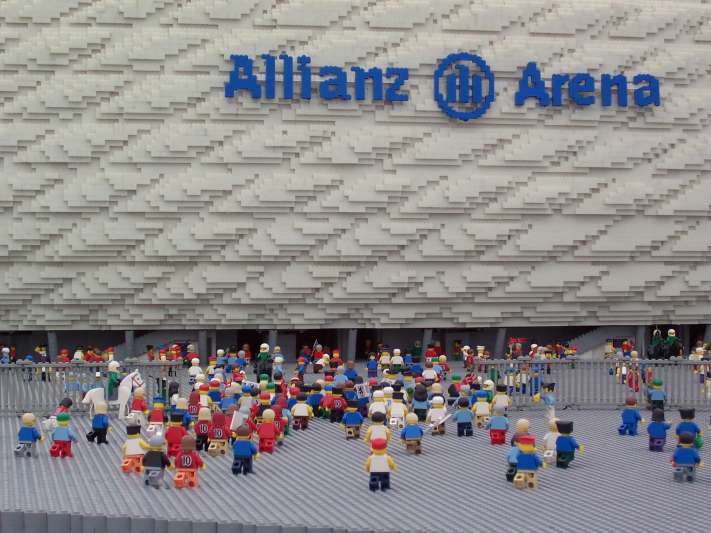 https://www.brickshelf.com/gallery/Gallery/Temp/Legoland/Allianz-Arena/100_1849.jpg