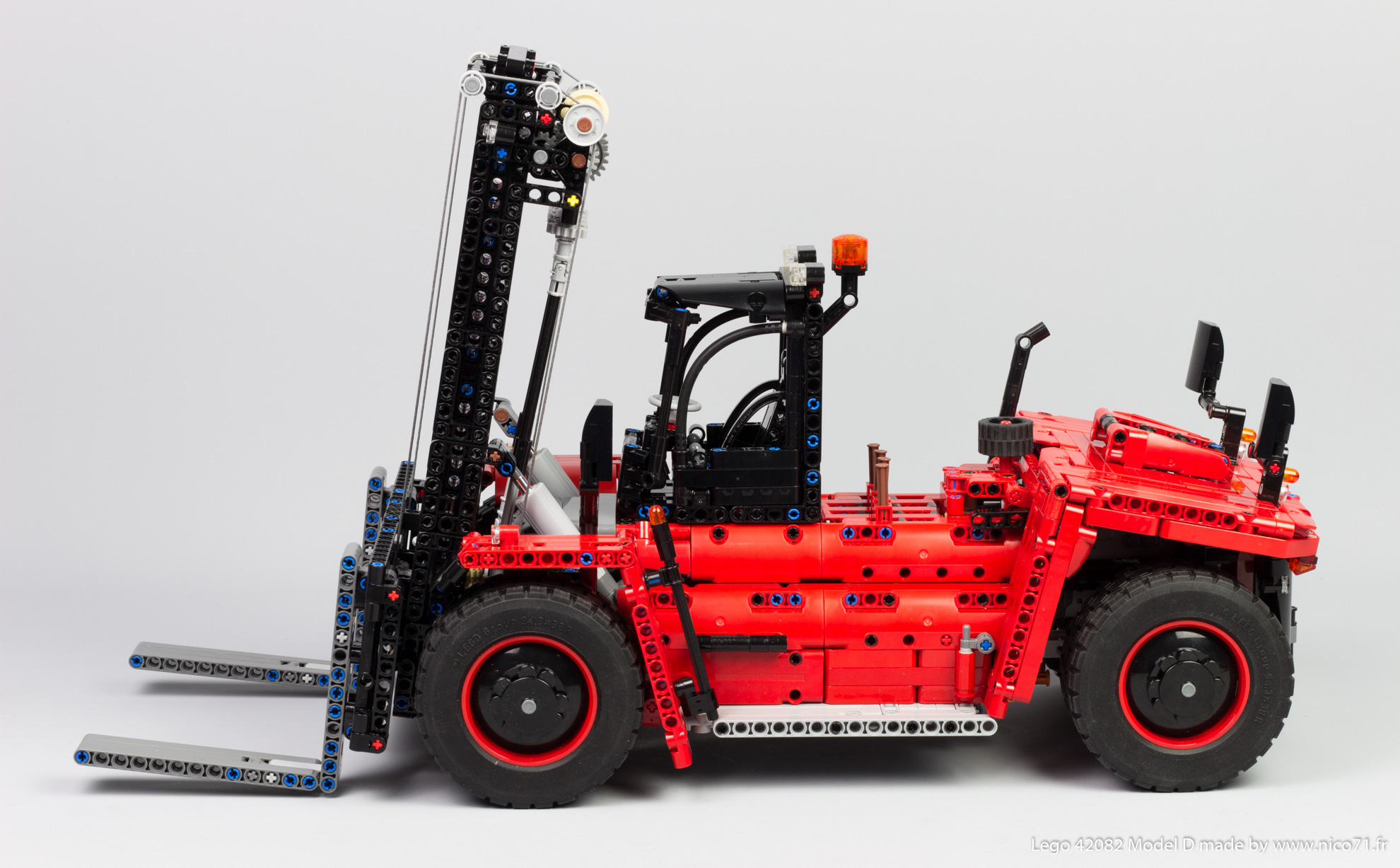 lego-42082-model-d-heavy-forklift-2.jpg